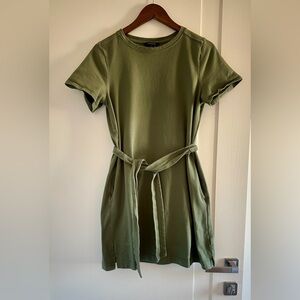 Banana Republic belted dress with pockets size M